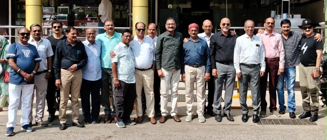44 साल बाद मिले एसवीपीसी के सहपाठी, साझा कीं यादें; डॉ. अतुल मलिकराम ने भेंट कीं पुस्तकें